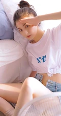 穿牛仔热裤不系扣子的超可爱丸子头漂亮小脸浅粉线条感少女室内写真照