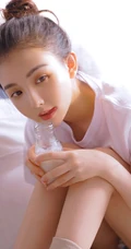 穿牛仔热裤不系扣子的超可爱丸子头漂亮小脸浅粉线条感少女室内写真照