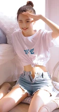 穿牛仔热裤不系扣子的超可爱丸子头漂亮小脸浅粉线条感少女室内写真照