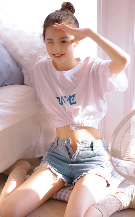 穿牛仔热裤不系扣子的超可爱丸子头漂亮小脸浅粉线条感少女室内写真照