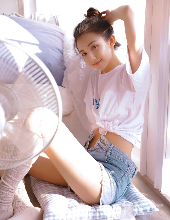 穿牛仔热裤不系扣子的超可爱丸子头漂亮小脸浅粉线条感少女室内写真照