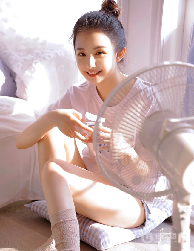 穿牛仔热裤不系扣子的超可爱丸子头漂亮小脸浅粉线条感少女室内写真照
