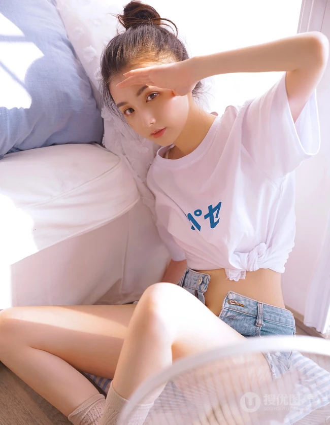 穿牛仔热裤不系扣子的超可爱丸子头漂亮小脸浅粉线条感少女室内写真照