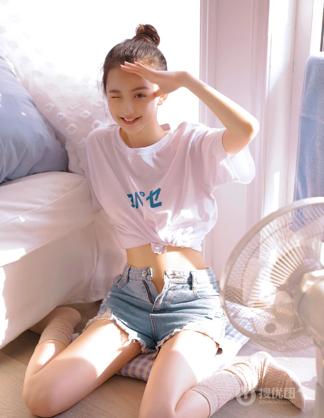 穿牛仔热裤不系扣子的超可爱丸子头漂亮小脸浅粉线条感少女室内写真照