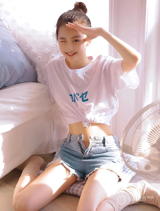 穿牛仔热裤不系扣子的超可爱丸子头漂亮小脸浅粉线条感少女室内写真照