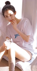穿牛仔热裤不系扣子的超可爱丸子头漂亮小脸浅粉线条感少女室内写真照