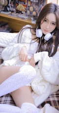 白色长筒袜女生白色背心短裤室内慵懒写真美照