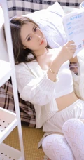 白色长筒袜女生白色背心短裤室内慵懒写真美照
