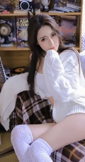 白色长筒袜女生白色背心短裤室内慵懒写真美照