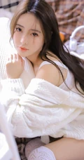 白色长筒袜女生白色背心短裤室内慵懒写真美照