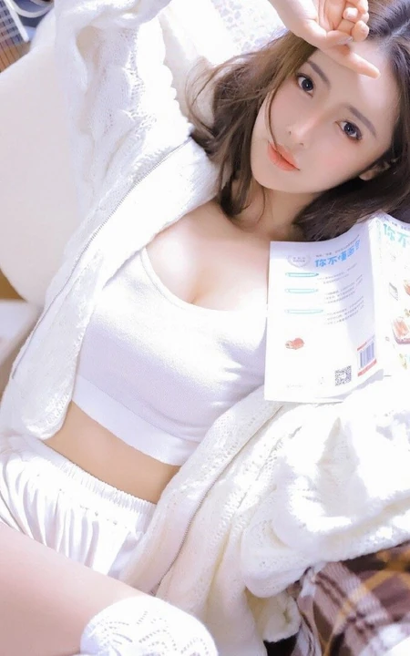 白色长筒袜女生白色背心短裤室内慵懒写真美照