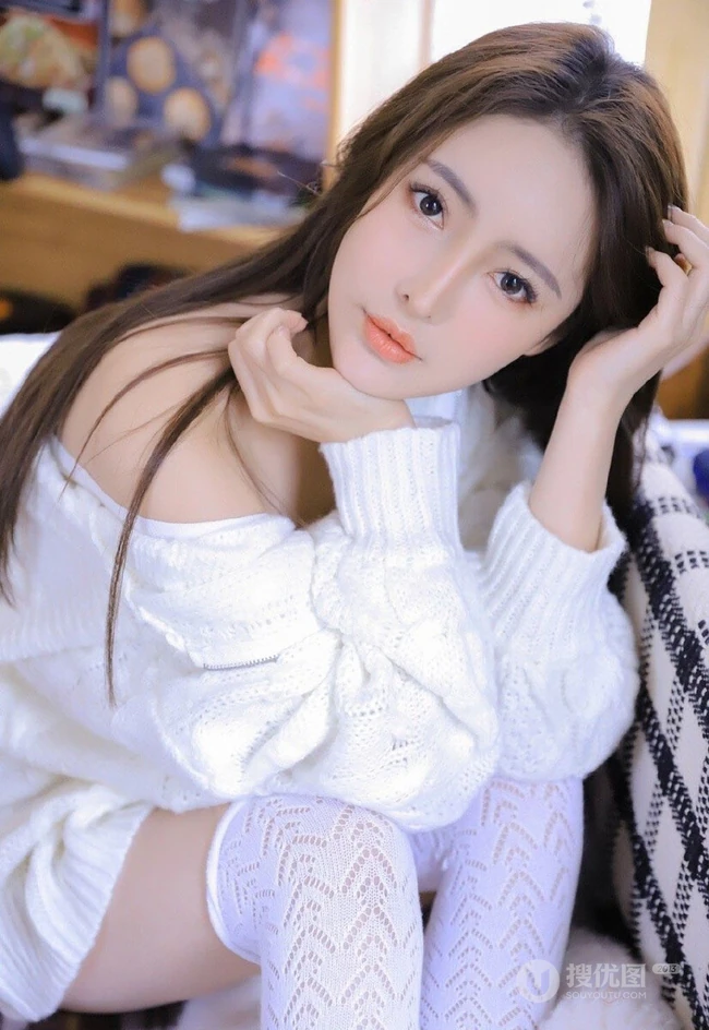 白色长筒袜女生白色背心短裤室内慵懒写真美照
