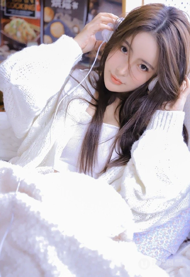白色长筒袜女生白色背心短裤室内慵懒写真美照