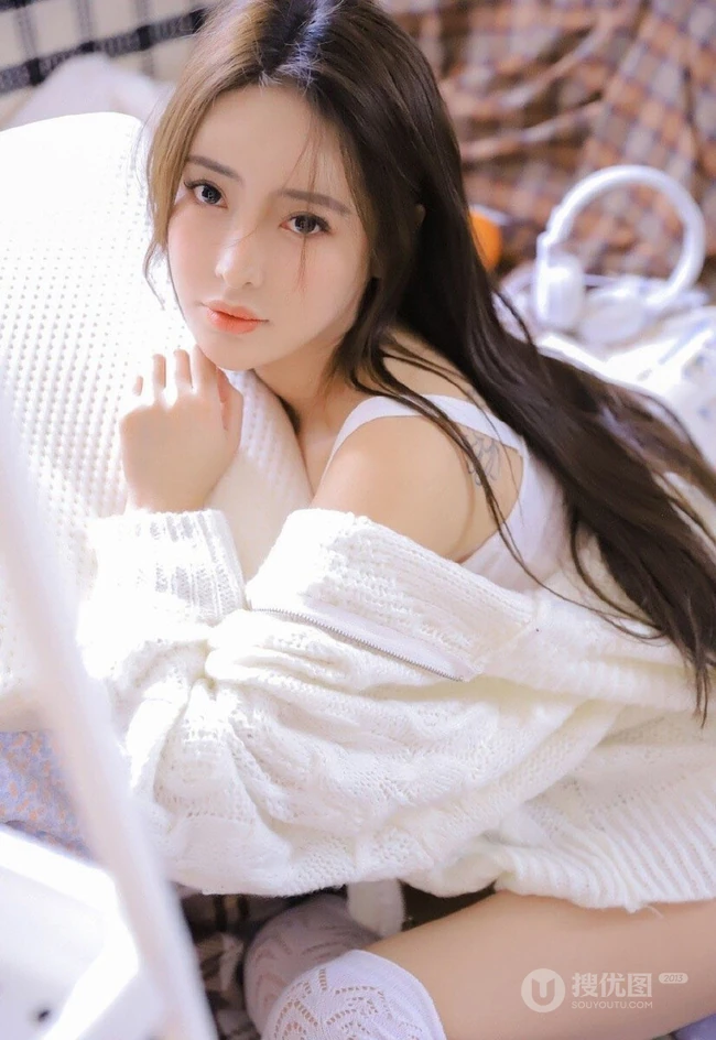 白色长筒袜女生白色背心短裤室内慵懒写真美照