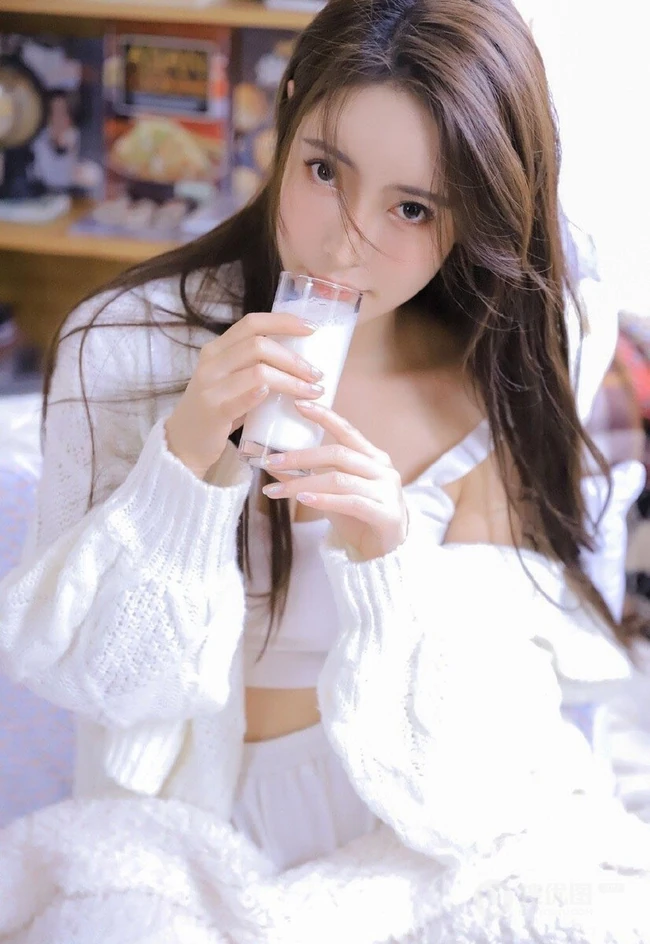 白色长筒袜女生白色背心短裤室内慵懒写真美照