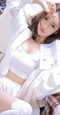 白色长筒袜女生白色背心短裤室内慵懒写真美照