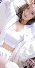 白色长筒袜女生白色背心短裤室内慵懒写真美照