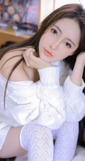 白色长筒袜女生白色背心短裤室内慵懒写真美照