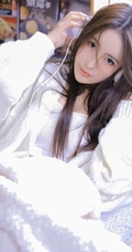 白色长筒袜女生白色背心短裤室内慵懒写真美照