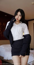 身材高挑，线条感线条高个子女生韩静安经典职业秘书OL室内写真吸睛图集