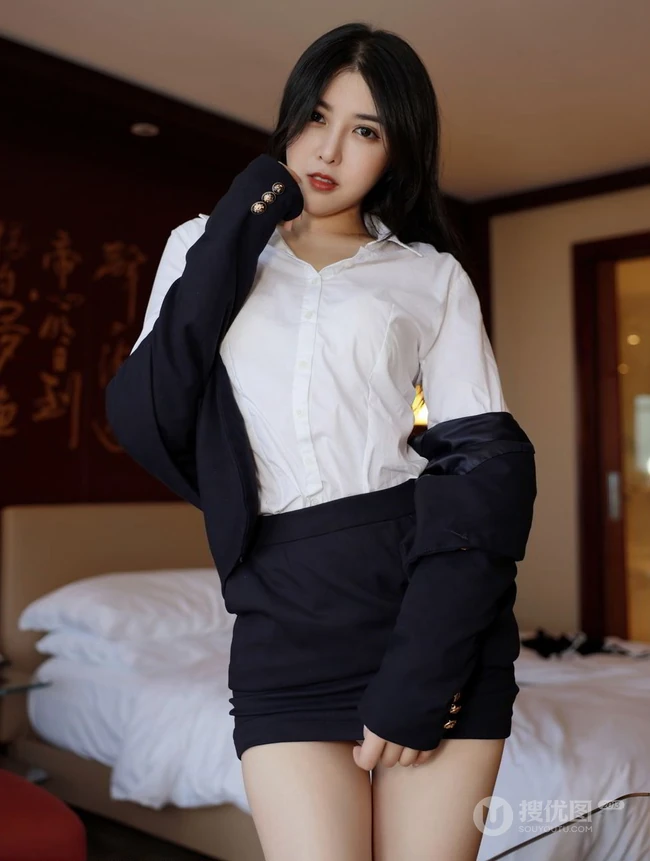 身材高挑，线条感线条高个子女生韩静安经典职业秘书OL室内写真吸睛图集