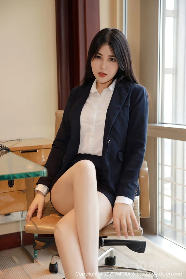 身材高挑，线条感线条高个子女生韩静安经典职业秘书OL室内写真吸睛图集