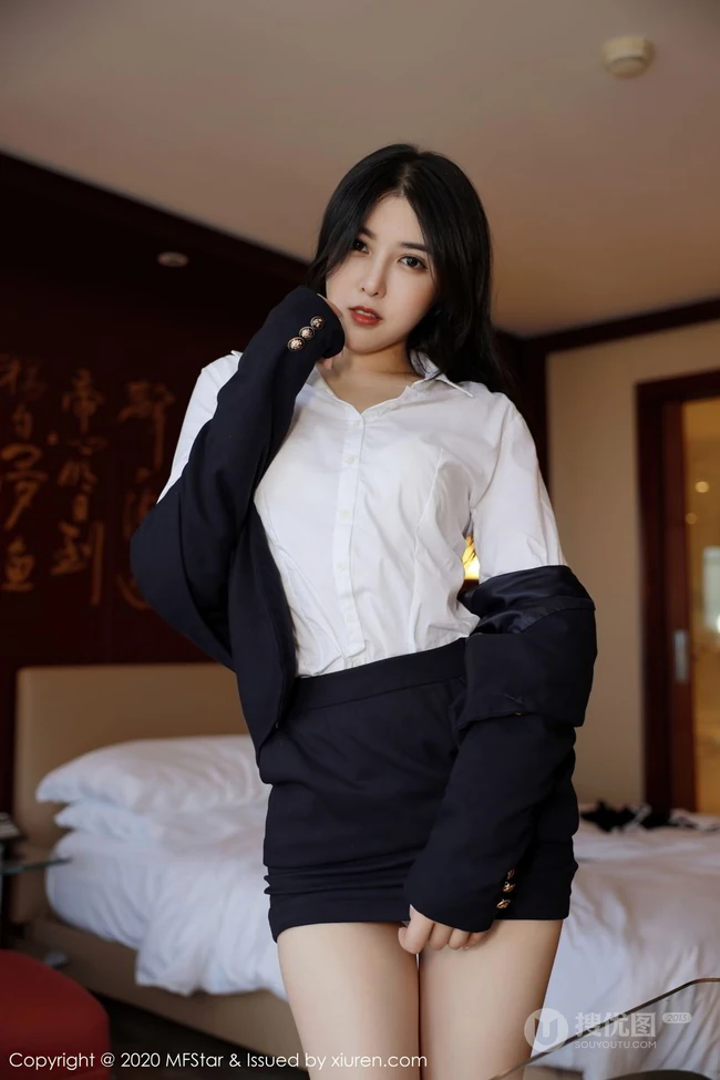 身材高挑，线条感线条高个子女生韩静安经典职业秘书OL室内写真吸睛图集