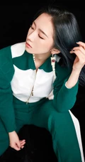 孟美岐白绿拼接运动衣套装酷美写真照