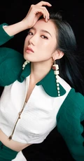 孟美岐白绿拼接运动衣套装酷美写真照