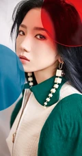 孟美岐白绿拼接运动衣套装酷美写真照