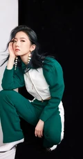 孟美岐白绿拼接运动衣套装酷美写真照