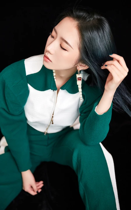 孟美岐白绿拼接运动衣套装酷美写真照
