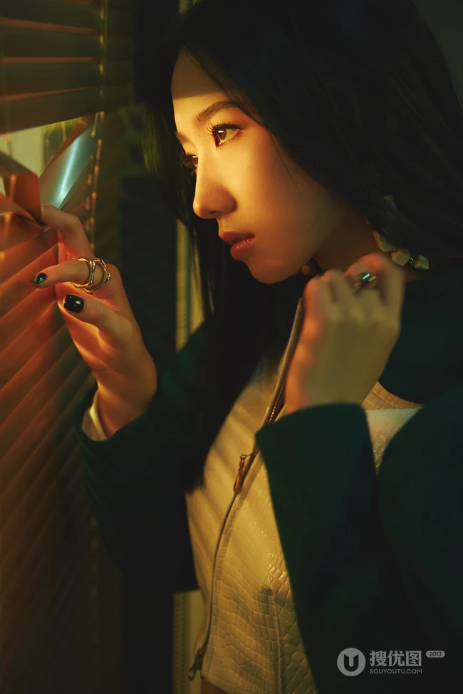 孟美岐白绿拼接运动衣套装酷美写真照