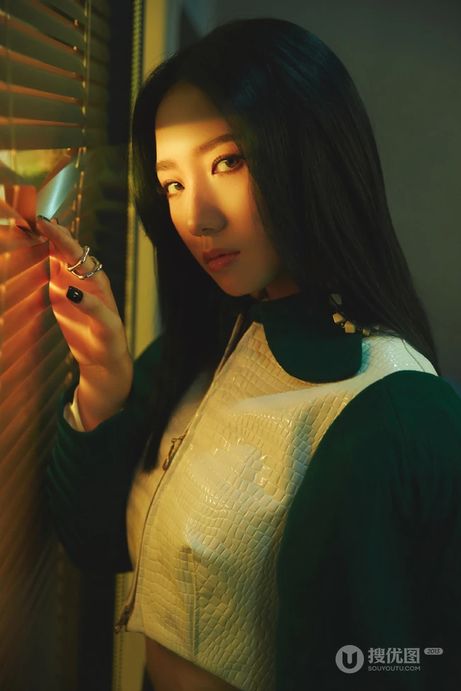 孟美岐白绿拼接运动衣套装酷美写真照