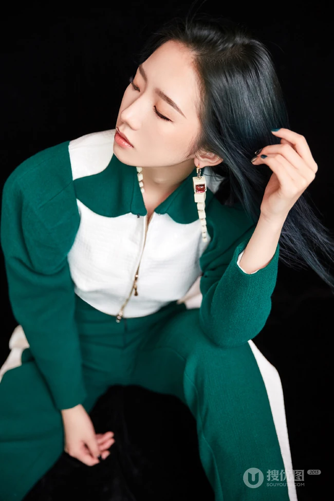 孟美岐白绿拼接运动衣套装酷美写真照