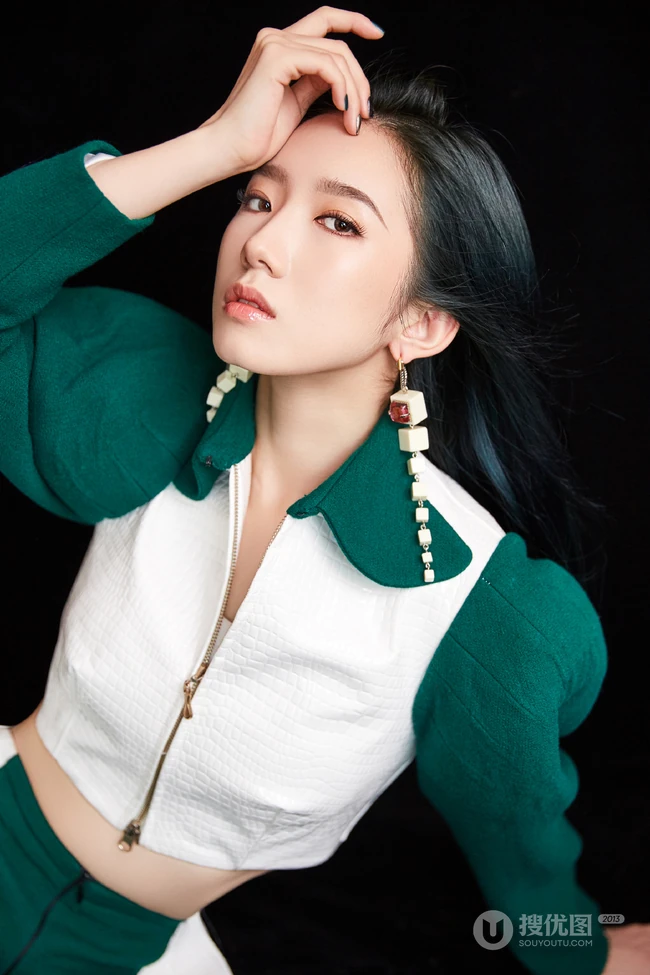 孟美岐白绿拼接运动衣套装酷美写真照