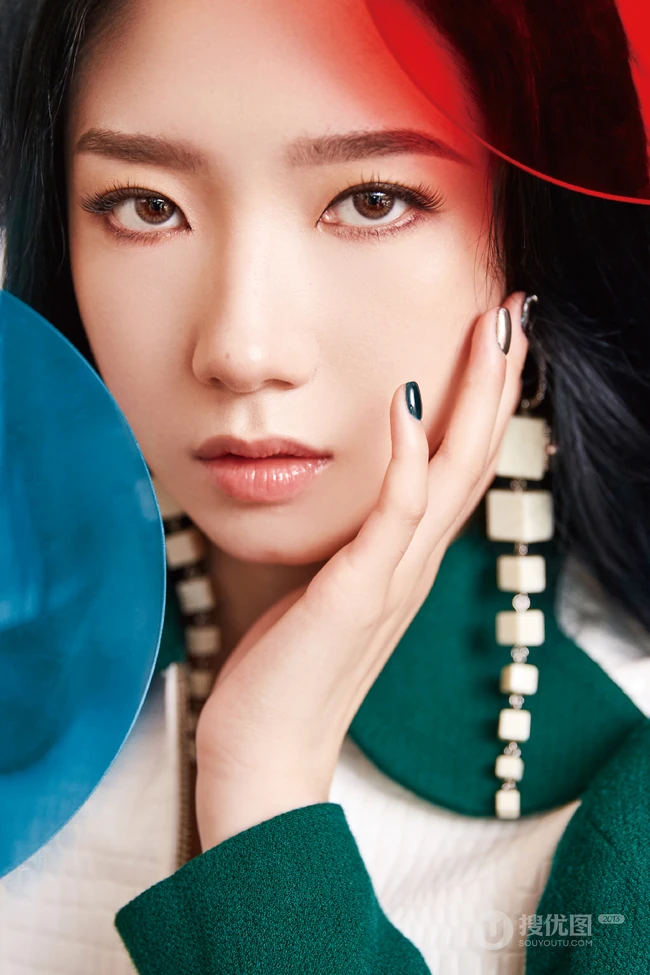 孟美岐白绿拼接运动衣套装酷美写真照