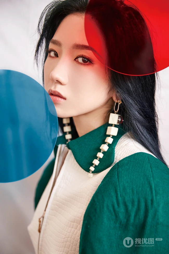 孟美岐白绿拼接运动衣套装酷美写真照