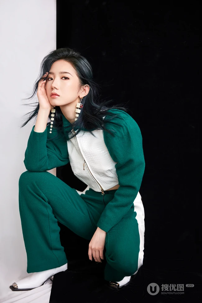 孟美岐白绿拼接运动衣套装酷美写真照