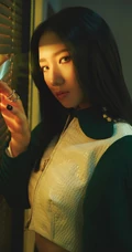 孟美岐白绿拼接运动衣套装酷美写真照