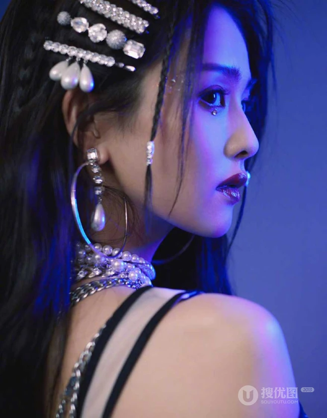 白鹿朋克风酷星钻上衣工装长裤搭配亮相双11晚会活动写真美照