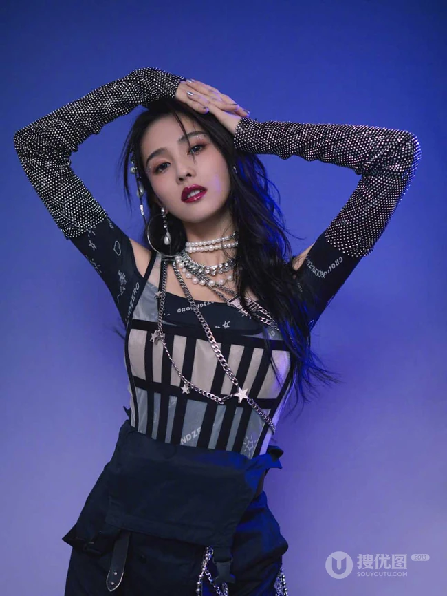 白鹿朋克风酷星钻上衣工装长裤搭配亮相双11晚会活动写真美照