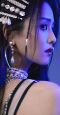 白鹿朋克风酷星钻上衣工装长裤搭配亮相双11晚会活动写真美照
