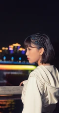 李艺彤时尚个性白衣套装着身夜晚江边护栏前写真美照