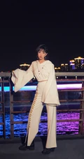 李艺彤时尚个性白衣套装着身夜晚江边护栏前写真美照