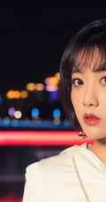 李艺彤时尚个性白衣套装着身夜晚江边护栏前写真美照