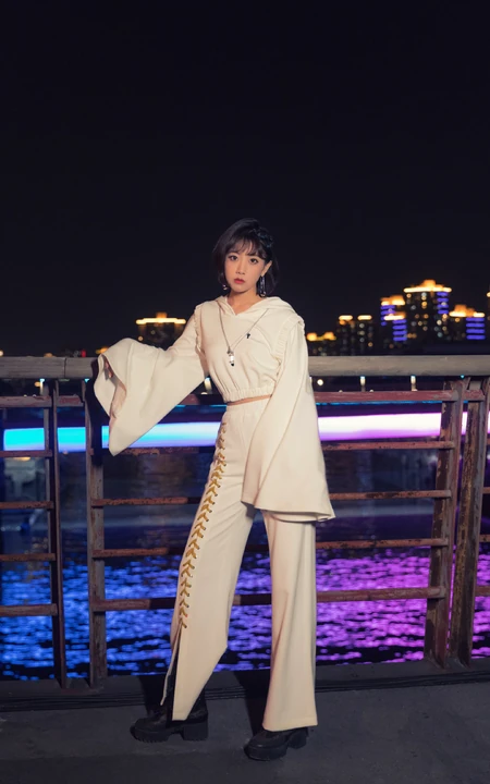 李艺彤时尚个性白衣套装着身夜晚江边护栏前写真美照