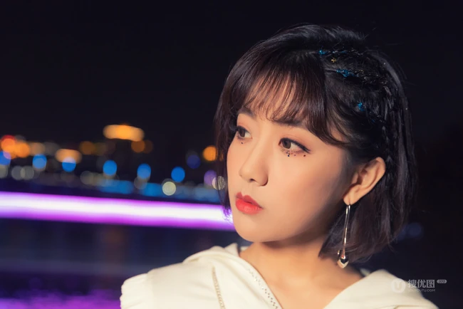 李艺彤时尚个性白衣套装着身夜晚江边护栏前写真美照