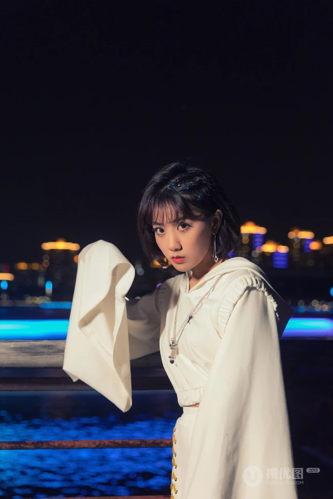李艺彤时尚个性白衣套装着身夜晚江边护栏前写真美照