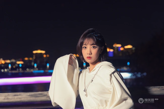 李艺彤时尚个性白衣套装着身夜晚江边护栏前写真美照